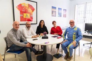 Archivo - Reunión con el viajero británico Austin Vince y la periodista y escritora de viajes Lois Pryce.