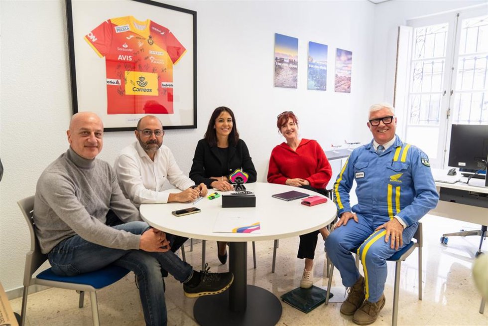 Archivo - Reunión con el viajero británico Austin Vince y la periodista y escritora de viajes Lois Pryce.