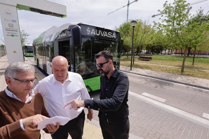 El alcalde de Valladolid, Jesús Julio Carnero, junto a uno de los autobuses de Auvasa que hará el nuevo recorrido por Santos Pilarica