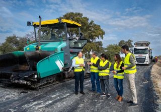 El presidente de la Diputación de Huelva, David Toscano, visitando las obras de la carretera HU-6101.