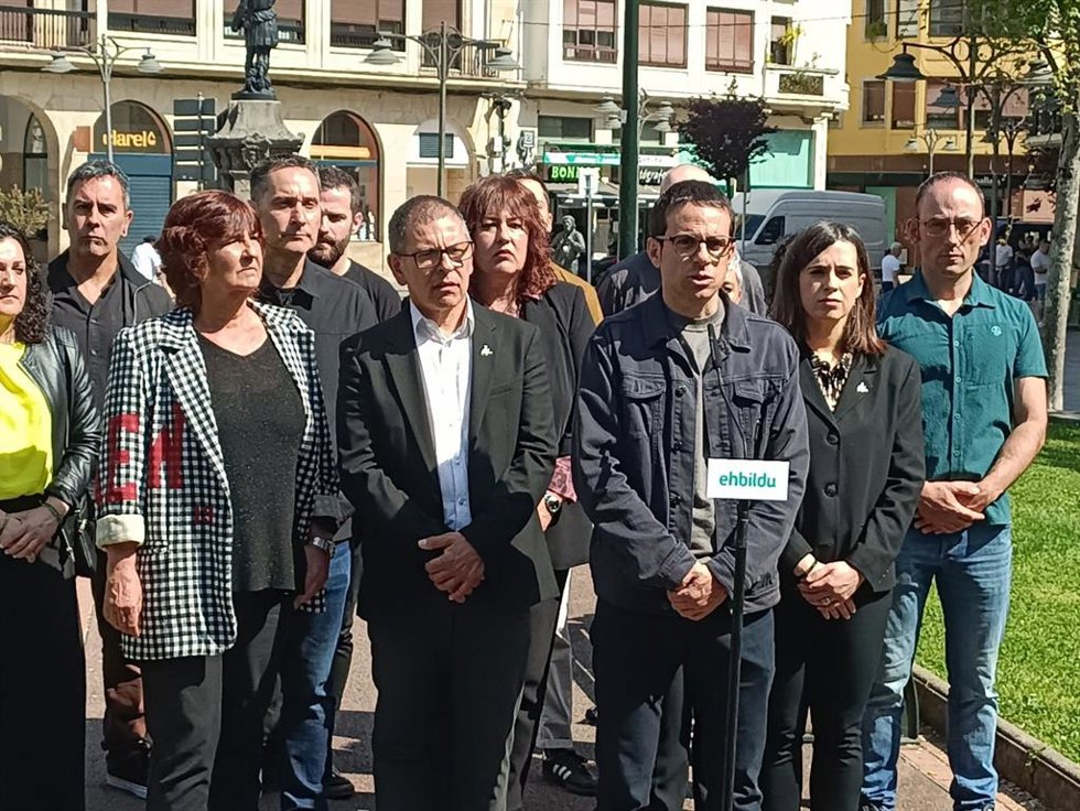 El portavoz parlamentario de EH Bildu, Pello Otxandiano, antes de participar en una ofrenda floral organizada por su formación en Gernika,