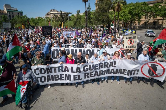 Concentración en la plaza Universitat de Barcelona contra la guerra en Palestina y el rearme de Israel