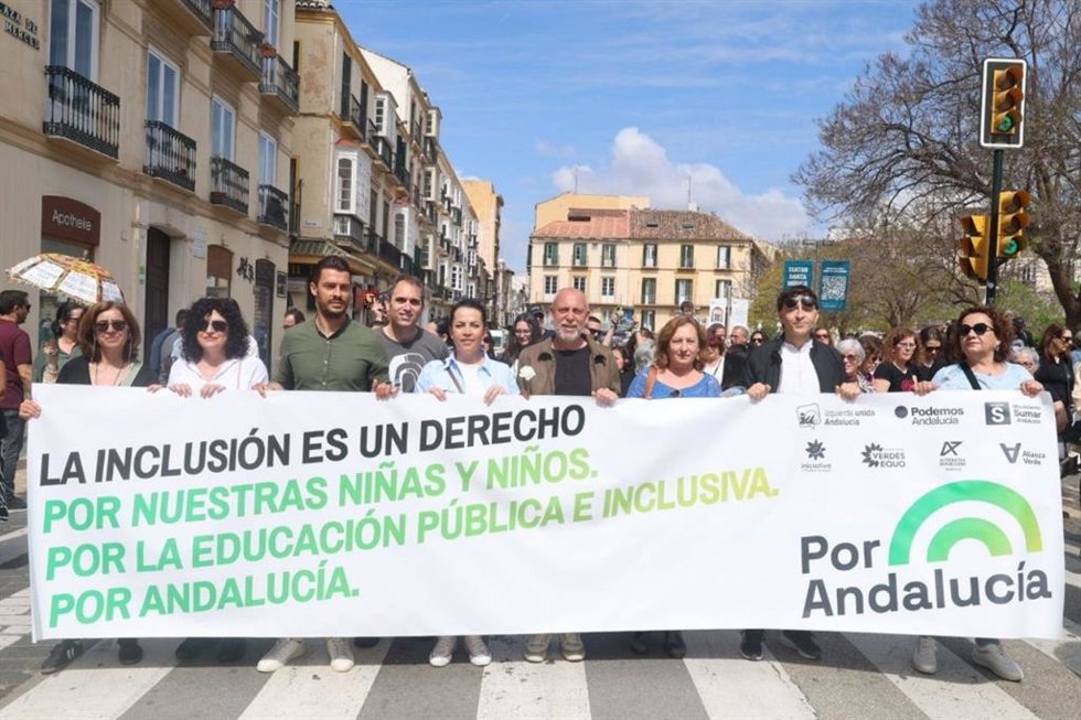 El coordinador general de IU Andalucía y diputado en el Congreso, Toni Valero, y el cabeza de lista y candidato de Por Andalucía por la provincia de Málaga, Ernesto Alba, durante la manifestación por una educación pública del 26 de mayo en Málaga.