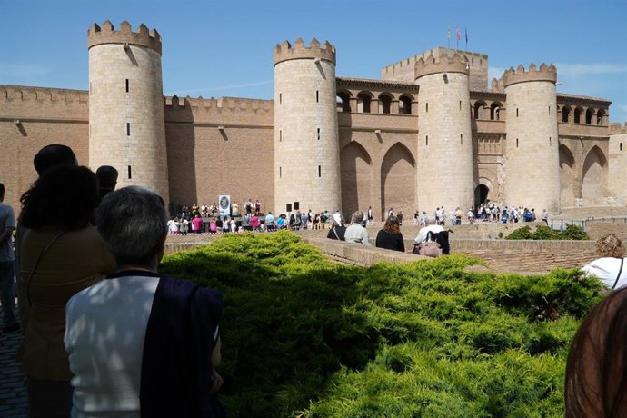 Afluencia de público durante una de las jornadas de Puertas Abiertas en el Palacio de la Aljafería de Zaragoza para celebrar San Jorge.