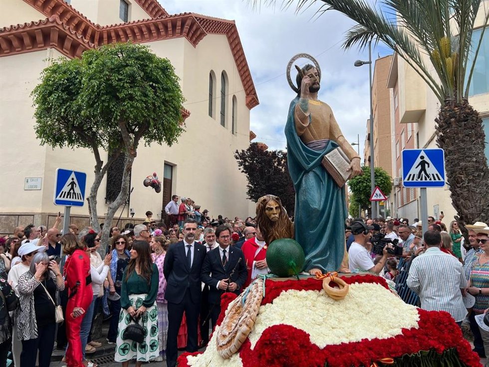 El consejero de Agricultura, Pesca, Agua y Desarrollo Rural de la Junta de Andalucía, Ramón Fernández Pacheco, en las fiestas de San Marcos de El Ejido (Almería).