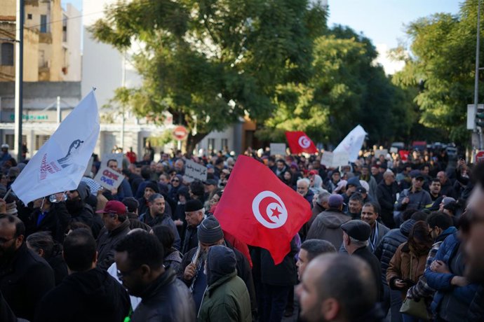 Archivo - 10 January 2026, Tunisia, Tunis: People hold placards and shout slogans during a protest calling for the release of all political detainees and prisoners of conscience by Tunisian President Kais Saied. Photo: Hasan Mrad/ZUMA Press Wire/dpa