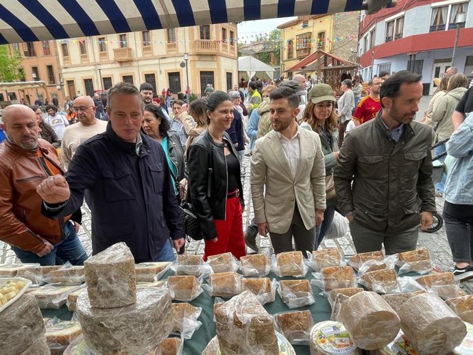 El consejero Marcelino MArcos en el certamen de quesos artesanos de Asturias