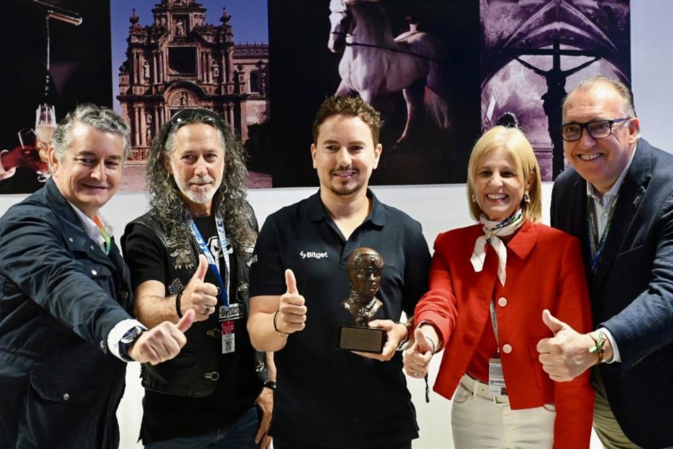 La alcaldesa de Jerez (Cádiz), María José García-Pelayo, acompañada del consejero de Sanidad, Presidencia y Emergencias, Antonio Sanz, del consejero de Turismo, Arturo Bernal, en la entrada del Premio del Motor Ciudad de Jerez 2026 a Jorge Lorenzo.