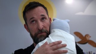 Noah Wyle explica su emotiva escena con el bebé en el final de The Pitt: "Es un momento decisivo"