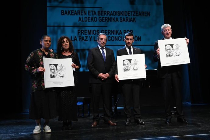 El alcalde de Gernika, José María Gorroño (C), representantes de la flotilla humanitaria Global Sumud (i) y representantes del acuerdo de paz entre Armenia y Azerbaiyán (d), durante la ceremonia de entrega de los premios Gernika por la Paz y la Reconcilia