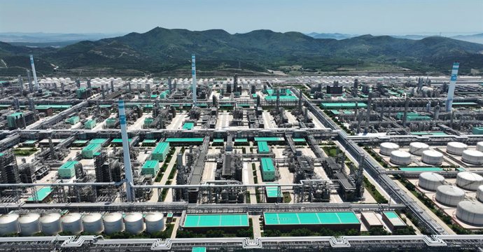 Archivo - Arquivo - SHENYANG, 10 de agosto de 2024  -- Uma foto aérea tirada por drone em 16 de junho de 2024 mostra uma vista do parque industrial petroquímico do Grupo Hengli na Ilha de Changxing, em Dalian, na província de Liaoning, no nordeste da Chin