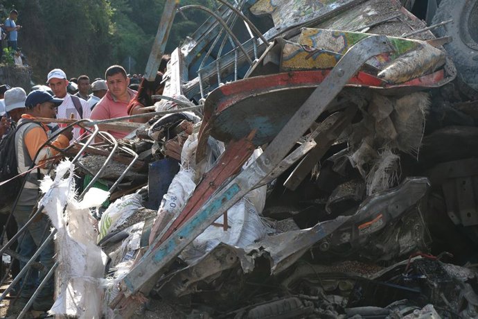 Atentado de la guerrilla contra un minibús en Colombia
