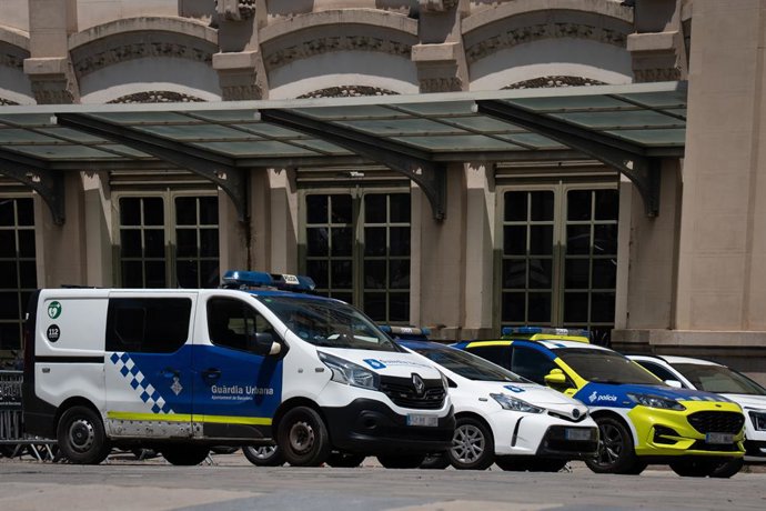 Archivo - Arxiu - Varis vehicles de la Guàrdia Urbana, a 16 de juliol de 2024, a Barcelona, Catalunya (Espanya).