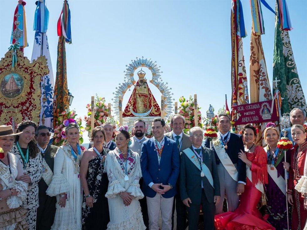 El presidente de la Junta de Andalucía y candidato a la reelección a la Presidencia del Gobierno andaluz, Juanma Moreno, en la celebración de la romería de la Virgen de la Cabeza de Andújar (Jaén).
