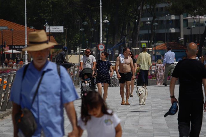 Archivo - Varias personas en la playa de Samil, a 31 de mayo de 2025, en Vigo, Pontevedra, Galicia (España).