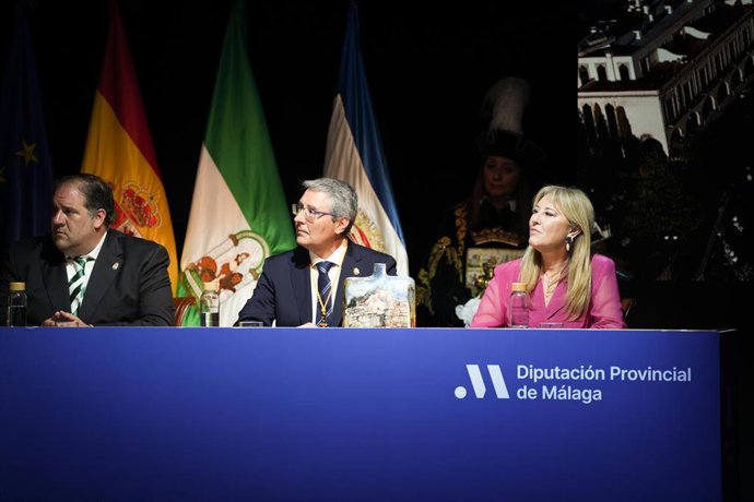 El presidente de la Diputación de Málaga, Francisco Salado, en el centro de la imagen.