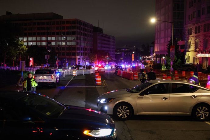 25 de abril de 2026, EUA, Washington: A polícia isola o perímetro ao redor do Washington Hilton, depois que uma pessoa abriu fogo do lado de fora do salão de baile onde o presidente Donald Trump participava do Jantar dos Correspondentes da Casa Branca de 
