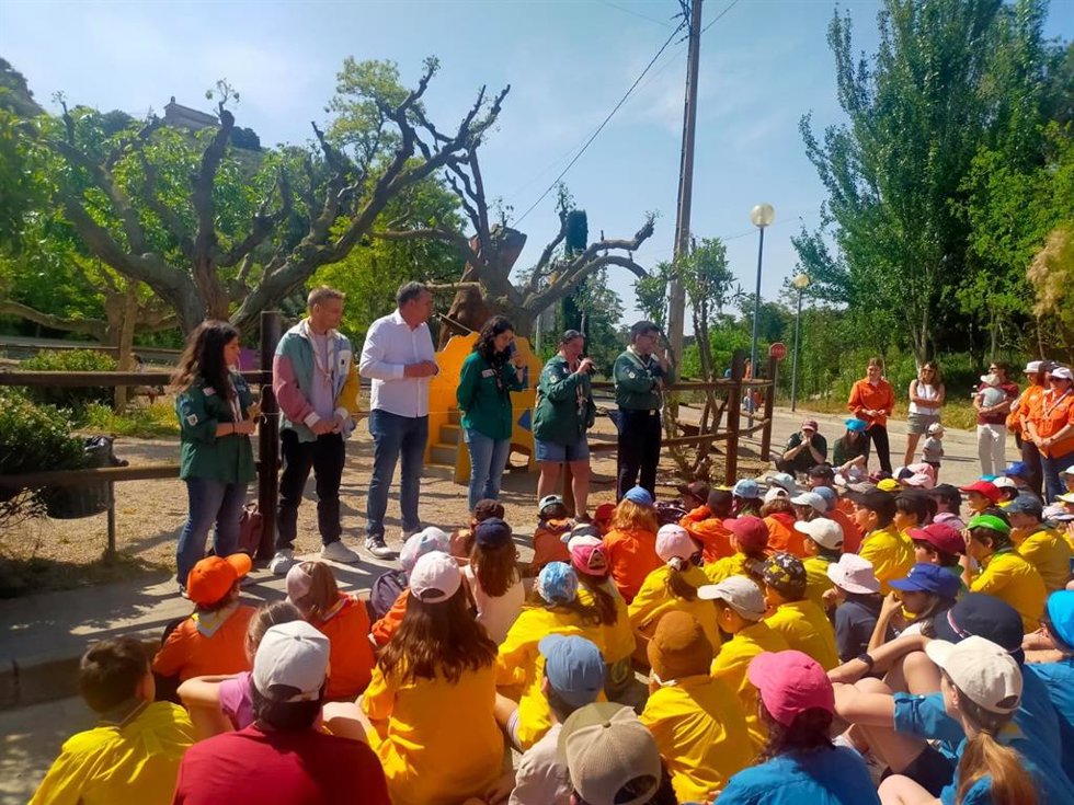 El alcalde de San Esteban de Litera, Fernando Sabés, y Loreto Montañés, en representación de Scouts Católicos de'Aragón MSC, en el Parque de los Scouts en el 40 aniversario de Scouts Católicos d'Aragón MSC.