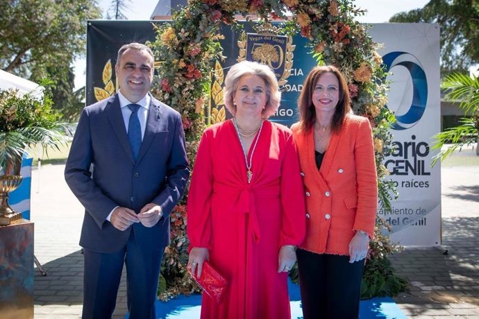 La consejera de Fomento, Articulación del Territorio y Vivienda, Rocío Díaz, y el presidente de la Diputación de Granada, Francis Rodríguez.