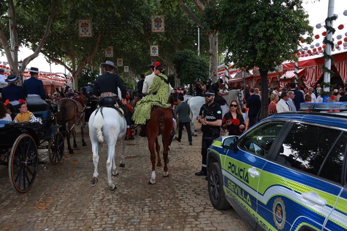 Polícia Local no Real de la Feria, no primeiro dia oficial da semana dos farolillos. 21 de abril de 2026, em Sevilha (Andaluzia, Espanha). Após a iluminação da meia-noite passada, temos pela frente uma semana inteira em que o Real se transformará em f