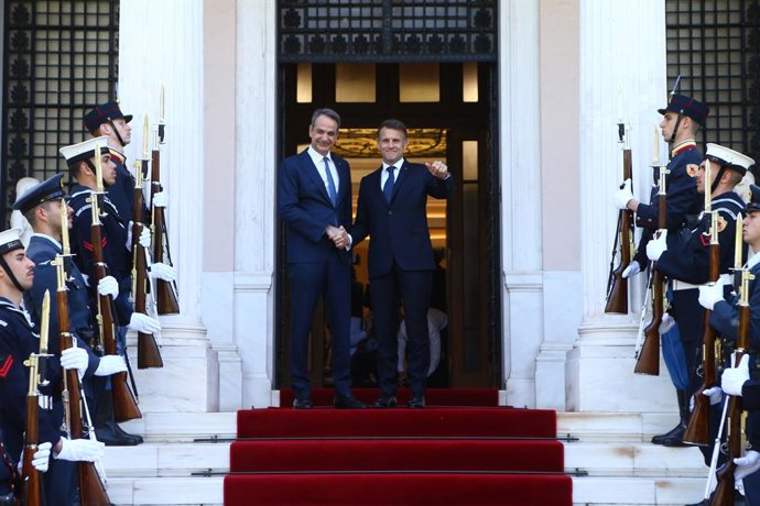 25 de abril de 2026, Atenas, Grécia: O primeiro-ministro grego KYRIAKOS MITSOTAKIS recebe o presidente francês EMMANUEL MACRON na Mansão Maximos, em Atenas.
