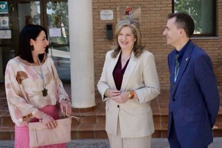 La candidata de Vox por Granada a las elecciones andaluzas del próximo 17 de mayo, Beatriz Sánchez Agustino, junto a los los concejales de Vox Adela Vao y Juan Carlos Castro en los conmemorativos del 50 aniversario de la fundación de Vegas del Genil.