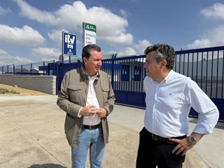 El presidente del PP de Huelva, Manuel Andrés González, en la estación de ITV de Lepe.