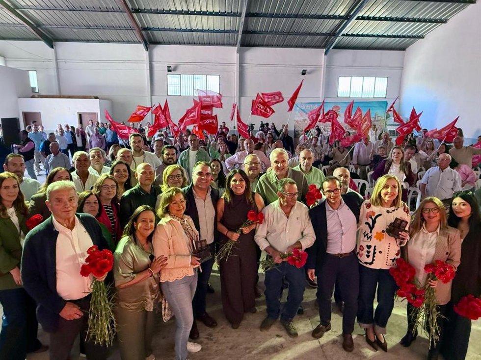 El secretario general del PSOE de Cádiz, Juan Carlos Ruiz Boix, junto a los candidatos al Parlamento andaluz, Juan Cornejo y Ángeles Férriz, y al secretario local, José Antonio Narváez, en Alcalá del Valle (Cádiz).