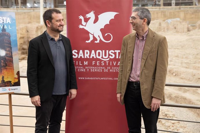 El director del festival, José Ángel Delgado, y el  director del documental ‘La Bolsa de Bielsa’, Arturo Méndiz, en la rueda de prensa celebrada en el Teatro Romano de Zaragoza.