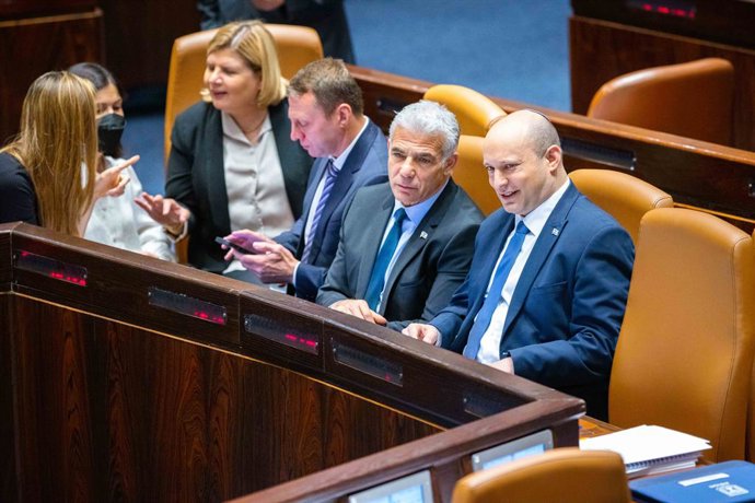 Archivo - Arquivo - JERUSALÉM, 30 de junho de 2022  -- O primeiro-ministro cessante Naftali Bennett (à direita) e o novo primeiro-ministro Yair Lapid (segundo à direita) são vistos durante uma discussão e votação de um projeto de lei para dissolver o parl