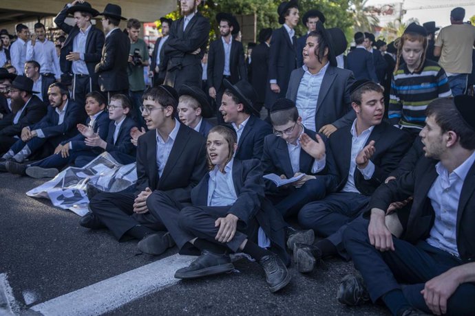 Archivo - Arquivo - ARQUIVADO - 1º de agosto de 2024, Israel, Bnei Brak: Manifestantes ultraortodoxos israelenses bloqueiam uma estrada durante uma manifestação contra o serviço militar obrigatório nas Forças de Defesa de Israel (IDF). Em meio a um estado