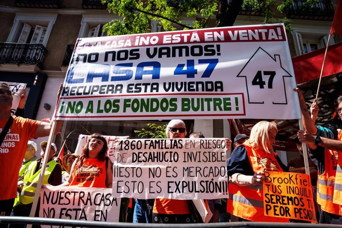 Pessoas carregam cartazes com slogans como “1.860 famílias em risco de despejo invisível. Isso não é mercado, isso é expulsão”, “Esta casa não está à venda. Não vamos embora. Casa 47. Recuperem esta moradia. Não aos fundos abutres” durante uma manifestaçã