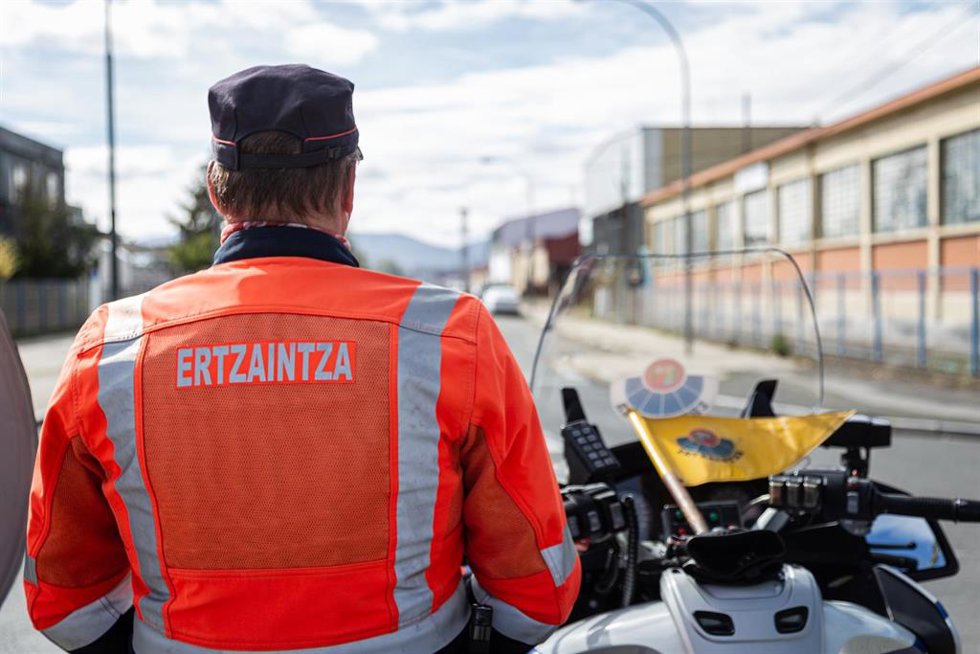 Archivo - Un agente de la Ertzaintza realiza un control