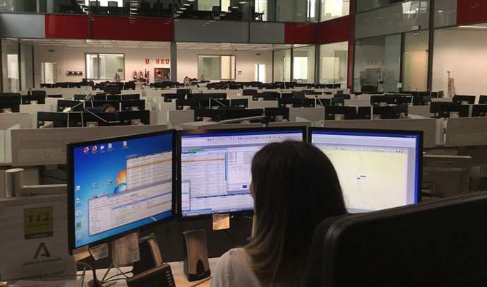 Archivo - Gestora de emergencias del 112.