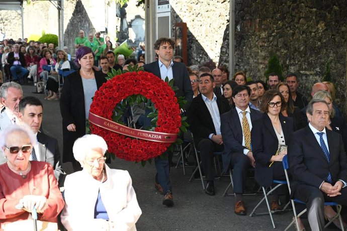El secretario general del PSE-EE, Eneko Andueza (d), durante el acto institucional con la ofrenda floral en homenaje a las personas fallecidas en el bombardeo de Gernika, en el cementerio de Zallo, a 26 de abril de 2026, en Gernika, Vizcaya, País Vasco (E