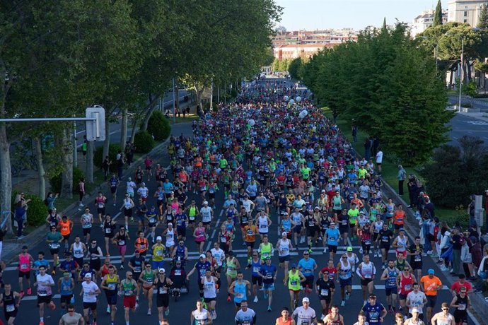 Archivo - Archivo.- Cientos de personas participan  Zurich Rock 'N' Roll Running Series 