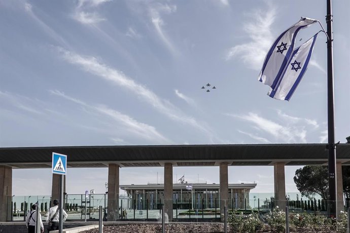 Archivo - 17 October 2021, Israel, Jerusalem: Two Eurofighter Typhoon jets, an F-35 and an F-15 perform a flyby over the Knesset building ahead of the international Blue Flag 2021 exercise, considered the largest and most advanced aerial exercise in Israe
