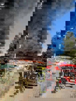 Desalojan varias viviendas por un incendio declarado en una planta de reciclaje en Onda