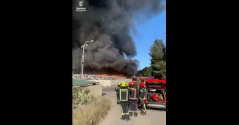 Desalojan varias viviendas por un incendio declarado en una planta de reciclaje en Onda