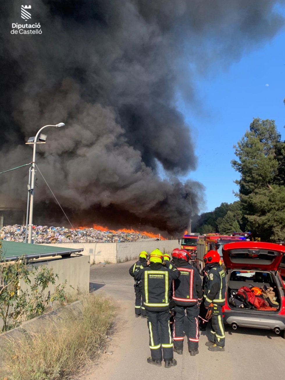 Desalojan varias viviendas por un incendio declarado en una planta de reciclaje en Onda