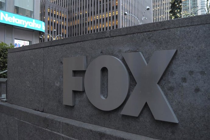 Archivo - February 7, 2025, New York, United States: The Fox sign is seen at the News Corporation building in Manhattan, New York City.