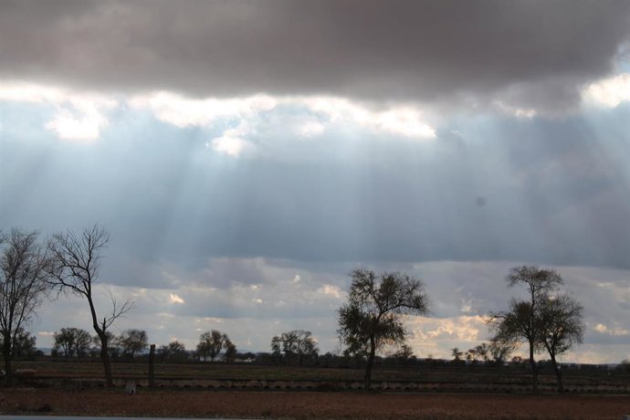 Archivo - CIELO NUBLADO, TORMENTAS, TEMPORAL, LLUVIAS