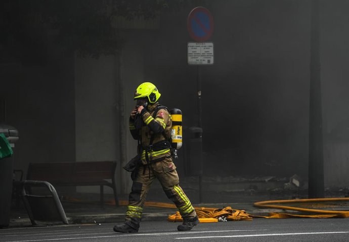 Archivo - Un bombero trabaja durante un incendio, en una imagen de archivo