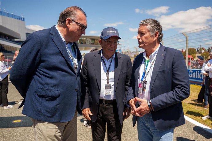 El consejero de presidencia, sanidad y emergencia, Antonio Sanz conversa con el CEO de Dorna, Carmelo Ezpeleta y el consejero de Turismo y Andalucía Global, Arturo Bernal Bergua  en la parrilla de salida del Gran Premio de España de Moto GP 2026.