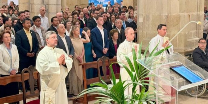 La catedral de Santander acoge la ordenación de tres nuevos presbíteros