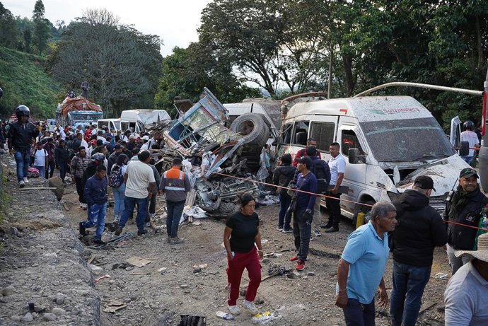 25 de abril de 2026, Cajibio, Cauca, Colômbia: Pessoas se reúnem após um ataque perpetrado por supostos ex-membros da guerrilha das FARC-EP na Rodovia Pan-Americana em Cajibio, Cauca, Colômbia, em 25 de abril de 2026, que deixou 14 mortos e mais de 30 fer