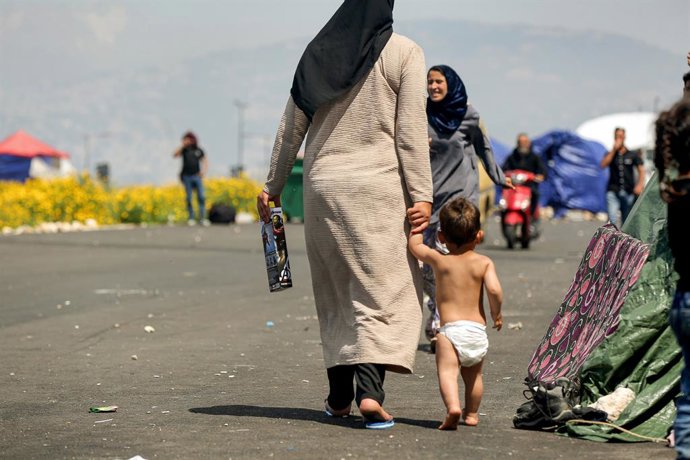 April 25, 2026, Beirut, Beirut, Lebanon: A displaced mother walks with her son after receiving a toy box from a local NGO at Beirut water front. Despite declaration by US president to extend Israel-Hezbollah ceasefire for three weeks fighting between Isra