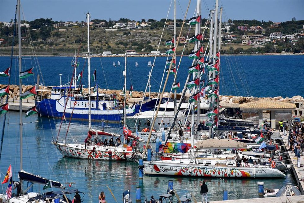 Buques que participan en la Global Sumud Flotilla (GSF) parten del puerto de Xiphonia en Augusta, cerca de Siracusa, en la isla italiana de Sicilia