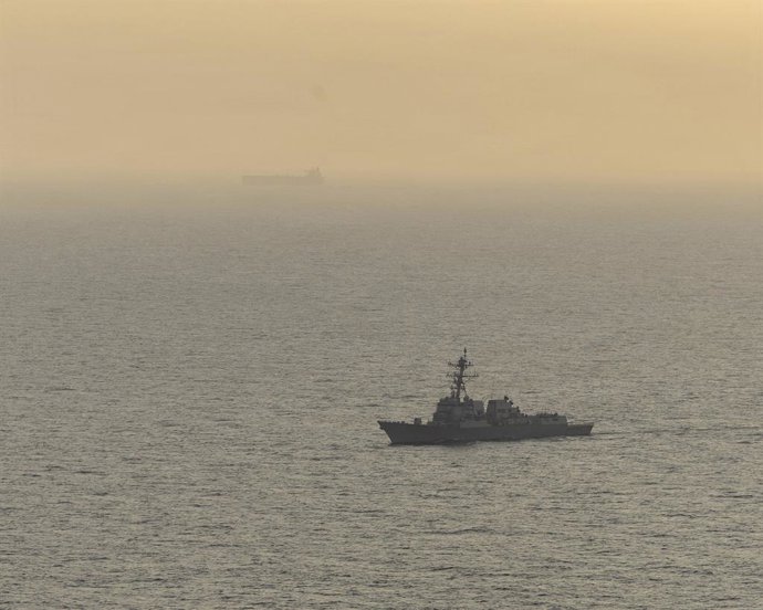 22 de abril de 2026, Mar Arábico, águas internacionais: O contratorpedeiro de mísseis guiados da classe Arleigh Burke da Marinha dos EUA, USS Rafael Peralta, patrulha durante um bloqueio marítimo contra navios que entram ou saem de portos e áreas costeira