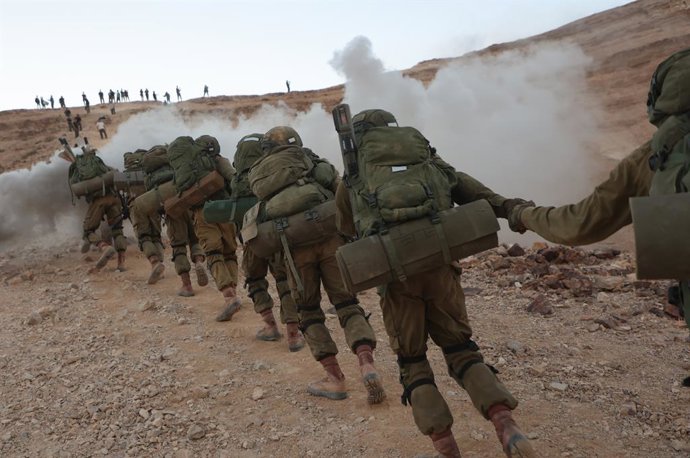 Archivo - MASADA, May 30, 2025  -- Newly-recruited soldiers of the Israeli Defence Forces (IDF) march during a 40-kilometer, 10-hour hike in Masada near the Dead Sea, Israel, May 29, 2025.